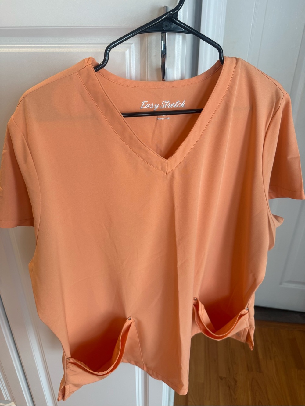 Easy Stretch Peach Short-Sleeve V-Neck Top with Front Pockets
